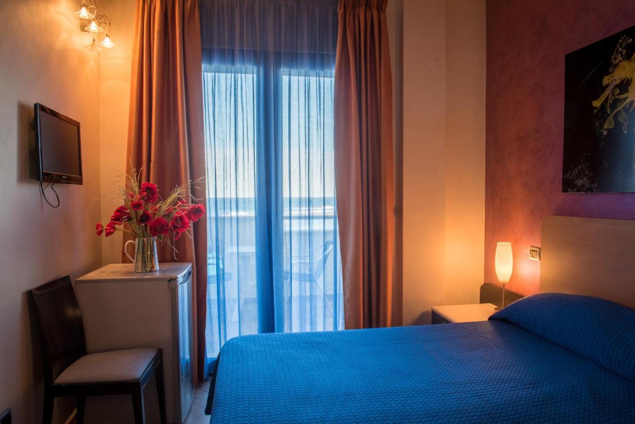 Hotel Mirage Torre Santa Sabina Zimmer foto